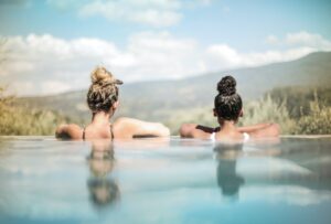 As vantagens e desvantagens de uma piscina com borda infinita